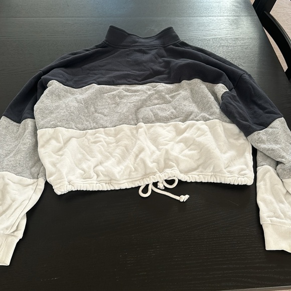 Women’s quarters zip from American Eagle size medium with drawstring at bottom - Picture 3 of 3